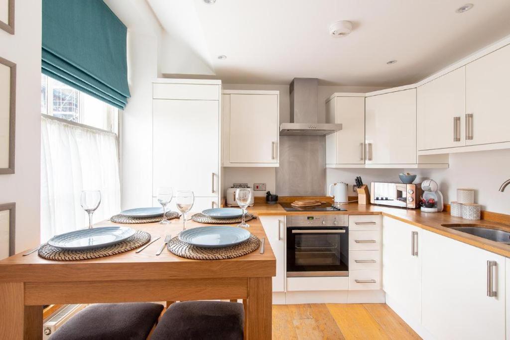 The Most Central Apartment In Canterbury Stunning Interiors, Fully Equipped, City Views And Free Wifi! Exterior foto